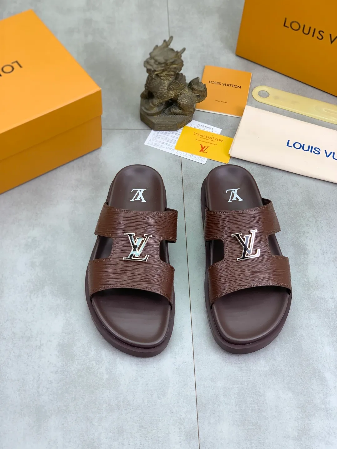 Men's shoes 💰P300💰【New style】🆘 Original quality 【LOUIS VUITTON】The popular Louis Vuitton LV men's slippers on the official website are on sale simultaneously! Original fabric imported from Italy, original factory special supply, code number: 38-44 (45 customized), many colors available